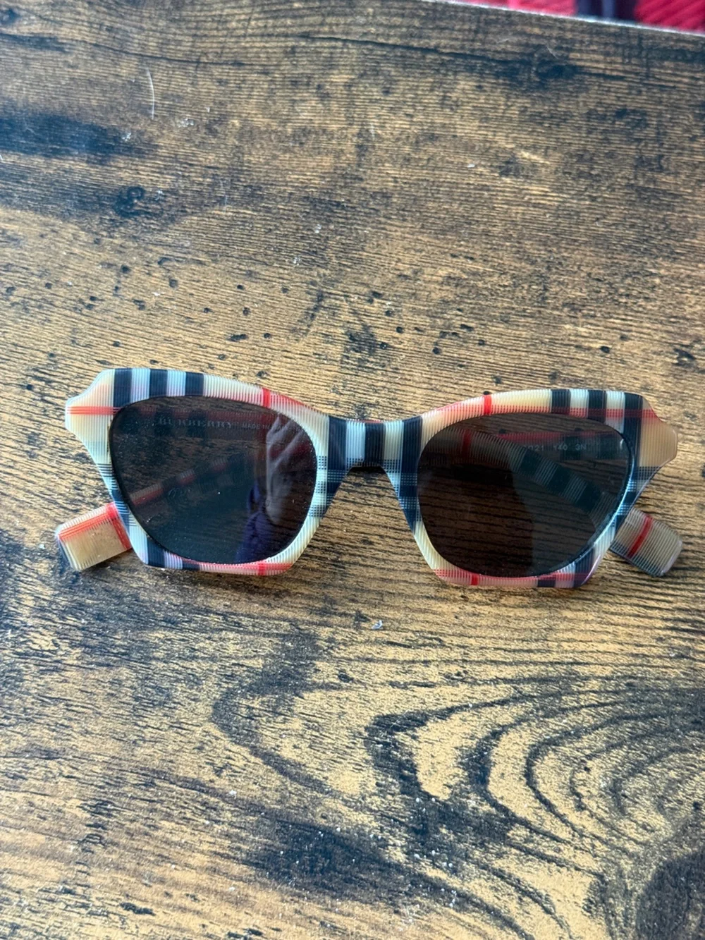 Striped Tartan Pattern Sunglasses - Black, Red, Cream